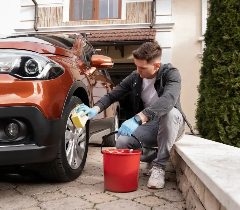Lavage auto à domicile Corbère-les-Cabanes : professionnel intervenant sur un véhicule